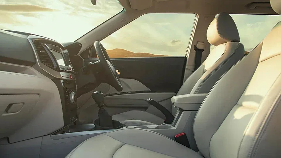 Mahindra XUV 300 W6 Diesel AT Image Gallery-5