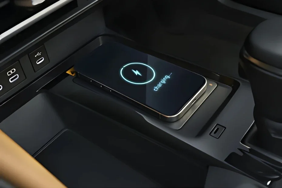 Toyota Camry HYBRID PEARL WHITE Image Gallery-7