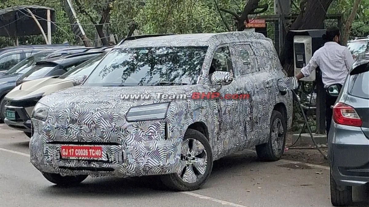 MG Starlight 560 EV Spotted Charging