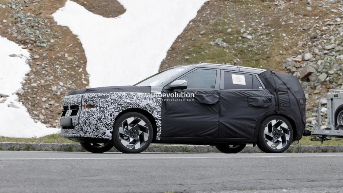 Next-gen Creta Front Spied