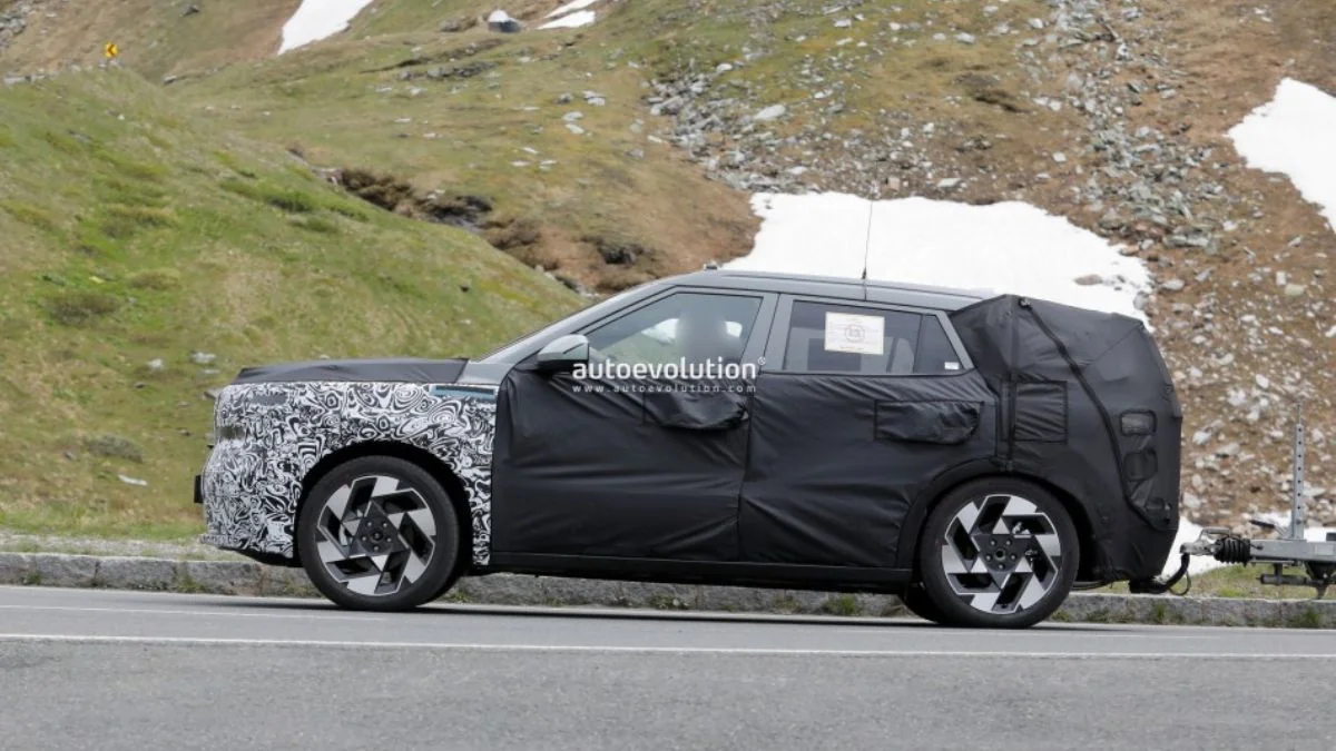 Next-gen Creta Side Spied