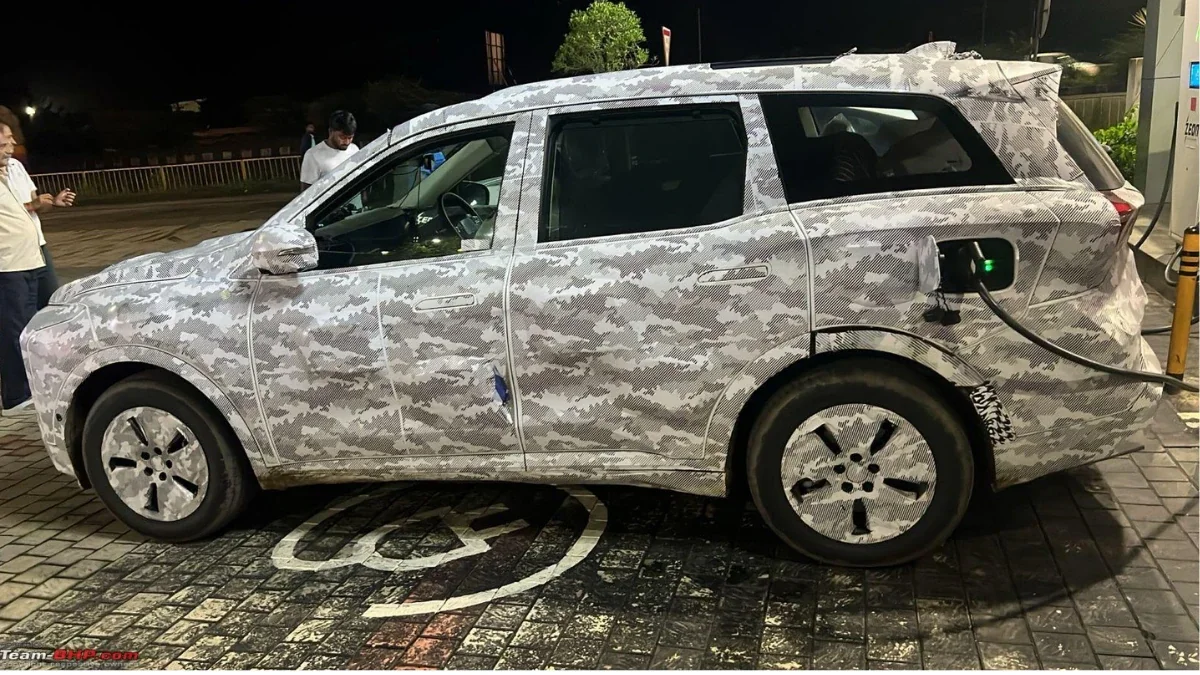 Mahindra XEV 7e (XUV700 Electric) Launch Nears; Spotted Charging Publicly