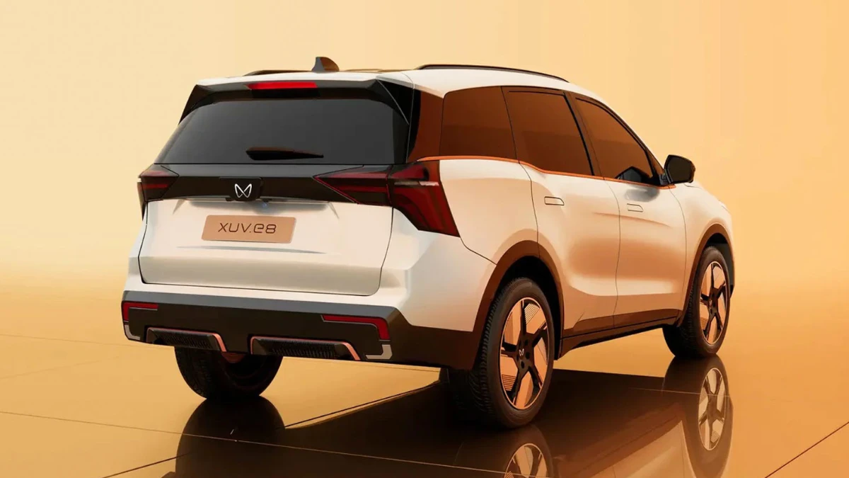 Mahindra XUV700 facelift and XEV 7e Launching Soon with Triple Screen Dash