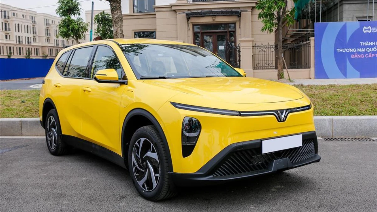 Top 3 New 7-Seater Cars Launching Within 1 Month - Nissan Gravite and V-Class