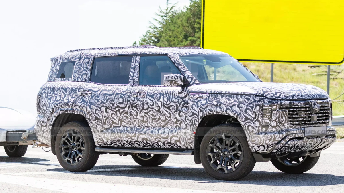 Next-gen Mitsubishi Pajero Side Spied